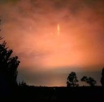 Pilares de luz observados no céu noturno do Chile. 