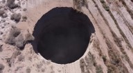 Buraco gigante chama atenção no Deserto do Atacama