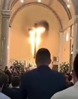 Crucifixo fica envolto em chamas durante a Missa (vídeo)