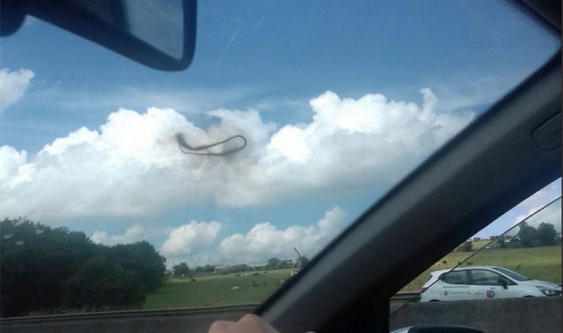 Anel negro flutuando sobre Birkenshaw, Yorkshire, Inglaterra.
