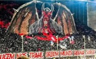 Torcida em estádio de futebol convoca a ação de Lúcifer para seu time ter a vitória. 