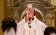 QUANDO FOR MUDADA A FÓRMULA DO RITO LITÚRGICO DA CONSAGRAÇÃO EU NÃO VIREI, NÃO BAIXAREI MAIS, NÃO ME FAREI PRESENTE! NÃO SEREI O ALIMENTO E A SALVAÇÃO... MAS A CONDENAÇÃO DA COMUNHÃO SACRÍLEGA. (Jesus em 14-03-2021)