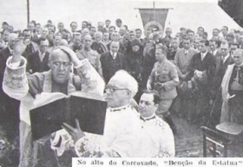 Cardeal Leme fazendo a bênção da Estátua do Cristo Redentor em sua inauguração. Momentos depois foi feita a consagração do Brasil ao Sagrado Coração de Jesus.