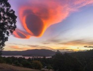 Nuvens lenticulares vistas no céu da Tasmânia. 