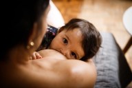  “AI DAS QUE ESTIVEREM GRÁVIDAS E DAS QUE AMAMENTAREM NAQUELES DIAS!” (Lc 21, 23)  Aumento súbito de crianças não vacinadas com lesão no fígado, amamentadas por mães totalmente vacinadas