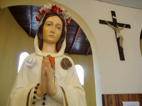 Imagem de Nossa Senhora Rosa Mística, exposta na Paróquia de São José em José Bonifácio-SP.