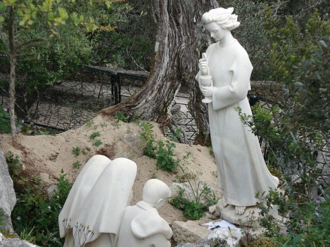 Monumento da autoria de Maria Amélia Carvalheira da Silva, erigido na Loca do Cabeço, local da sua 1.ª e 3.ª aparição aos três pastorinhos.