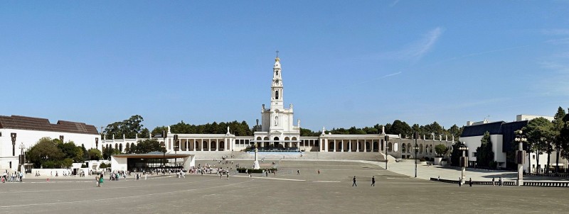Vista panorâmica podendo-se observar a Capelinha das Aparições (à esquerda), a Basílica de Nossa Srª. do Rosário, a Colunata, o monumento ao Coração de Jesus e as casas de retiros de N. Srª. das Dores (à esquerda) e de N. Srª. do Carmo (à direita).