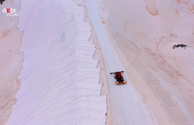 Algas tornam o gelo rosa nos Alpes italianos. Imagem do Youtube.