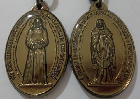 Medalha das LÃ¡grimas de Nossa Senhora e de Jesus manietado.