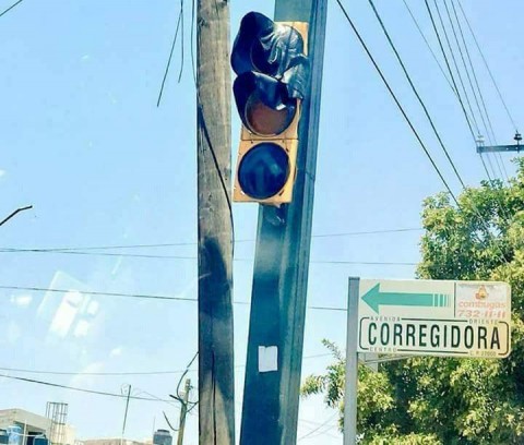 Está tão quente no México agora que os semáforos estão derretendo!