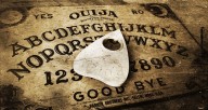 Possessão demoníaca coletiva em escola: estudantes entraram em convulsão após jogar o tabuleiro ouija.