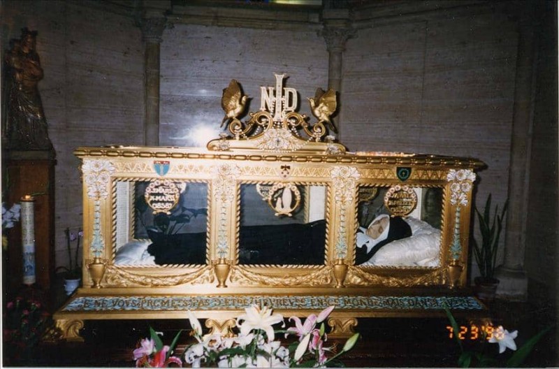 Coro incorrupto de Bernadete Soubirous, no Convento de Nevers, FranÃ§a.