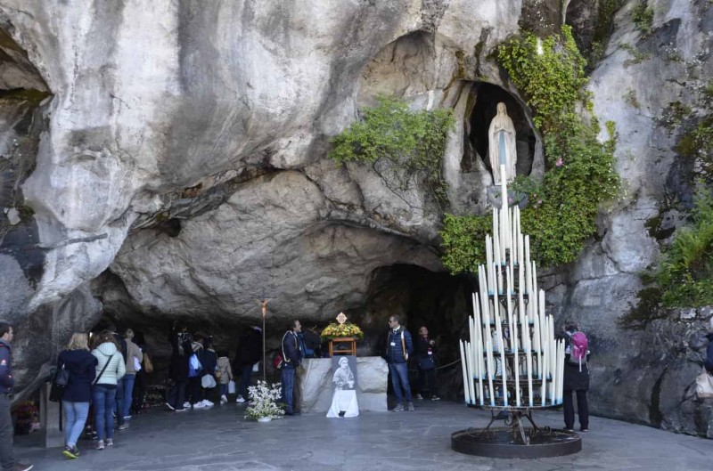 Gruta de Lourdes, recebendo turistas. 