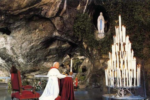 Papa JoÃ£o Paulo II na Gruta de Massabielle.