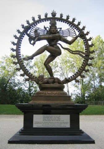 Estátua da deusa indiana Shiva localizada na sede do CERN.