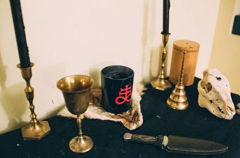 Altar satânico de Misty. Foto: Berkley Vopnfjörð.