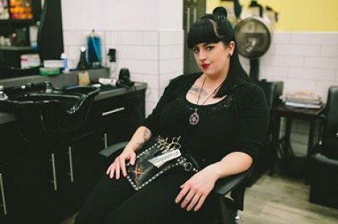 Misty em sua barbearia. Foto: Berkley Vopnfjörð.