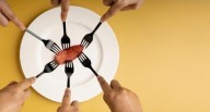 O CAVALEIRO DA FOME (Ap 6, 5-6) – Agenda globalista: A iminente escassez de alimentos, combustível e fertilizantes é tudo planejado