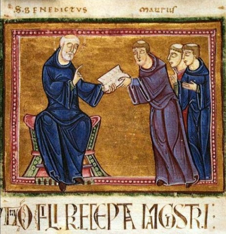 Entronado, São Bento (à esquerda) presenteia sua Regra a São Mauro (seu primeiro discípulo), admoestando-o a segui-la, enquanto outros dois monges observam a cena e comentam. Iluminura, Regula Sancti Benedicti (séc. XII), Saint Gilles, Nîmes, França,