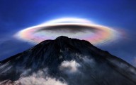 Nuvem lenticular com Iridescência sobre o Monte Fuji (Japão)