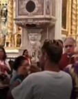 Hereges infiltrados na Igreja de Cristo: Ele entrou na fila da Comunhão para negar publicamente a Presença Real de Jesus na Hóstia Consagrada (vídeo)