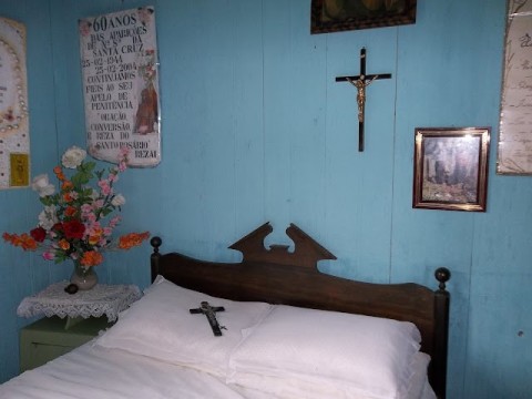 Quarto de Artibano e Dorothea Farina. Conservam-se os mÃ³veis e objetos. Sobre a cama, o crucifixo e o terÃ§o da Vidente.