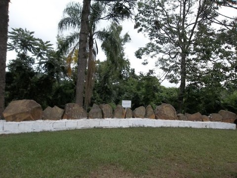 As pedras descritas por Dorothea, encontradas durante os trabalhos de terraplanagem, sÃ£o 15 representando as 15 estaÃ§Ãµes da Via Sacra. 