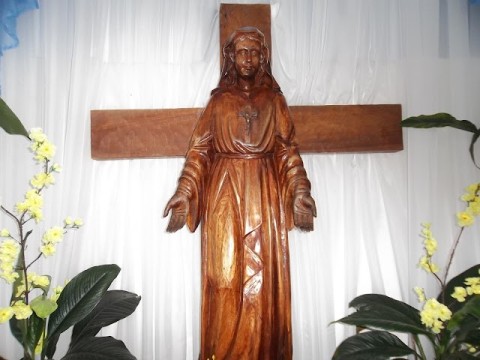 A Imagem de Nossa Senhora da Santa Cruz, foi esculpida segundo descriÃ§Ãµes da Vidente.