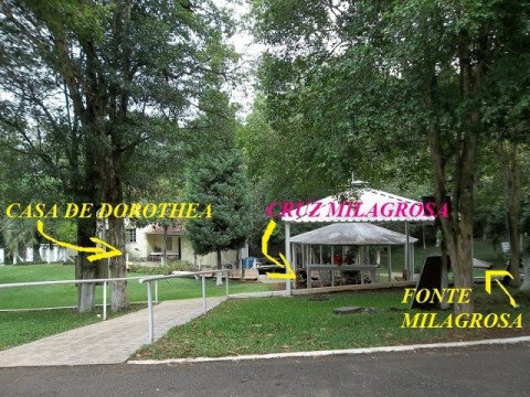  A casa de Dorothea, a Cruz e a fonte Milagrosa.