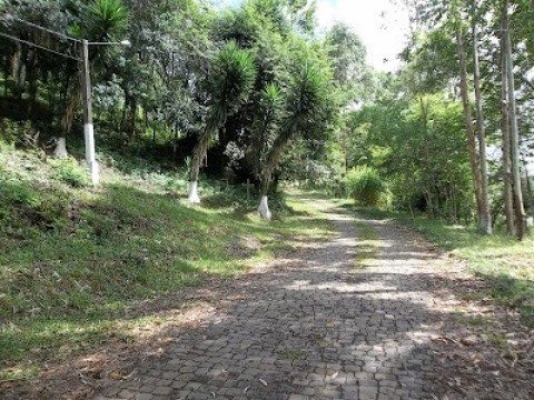 Caminho da Via Sacra, comeÃ§ando na Cruz formada no ChÃ£o e terminando em cima do Morro, onde foi construÃ­da a Igreja.