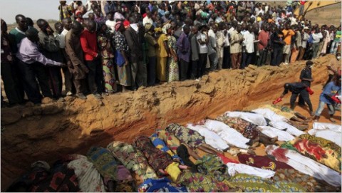 Aldeões mortos receberam uma sepultura coletiva em Dogon Na Hauwa, Nigéria, 2010.