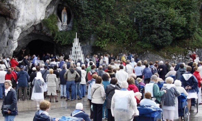 Fila de peregrinos para visita a gruta do Santuário de Lourdes, na França. 