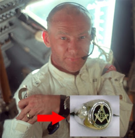 El anillo masónico de Aldrin, durante su viaje en el Apollo 11.