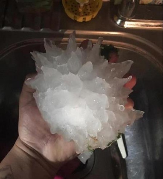 Gigantesca pedra de granizo que caiu do céu sobre Del Rio, Texas, em 11 de Abril de 2020. Foto: Sandra Alderete.