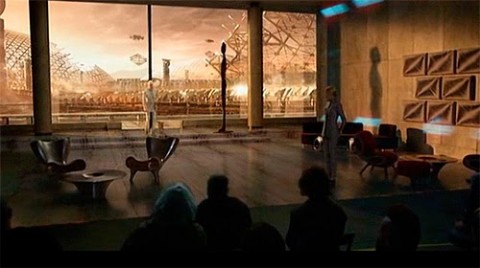 En la aparición holográfica de Peter Weyland diversos símbolos masónicos se presentan como parte del escenario, como los dos pilares, los escalones, la estatua de faraón y la arquitectura referente a la regla y el compaz.