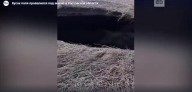 Cratera circular surge no solo de campo agrícola na região de Rostov, Rússia.  