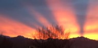 Por do sol raro, próximo de Ladakh, Índia.