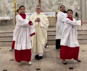 Acólitas em dança em igreja brasileira