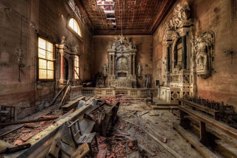 O telhado está esmigalhando nesta igreja na Itália, embora ainda exista evidência de sua antiga glória.