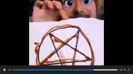 Alerta importante aos pais! TikToker vestido de Elsa do Frozen faz vídeos ensinando rituais satânicos para as crianças