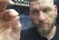 Jowan Osterlund, da Biohax, Suécia, possui um pequeno implante de microchip, semelhante aos implantados no centro de negócios de inovação digital da Epicenter. 
