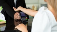 “E FAZ QUE A TODOS LHES SEJA POSTO UM SINAL NA SUA MÃO DIREITA, OU NAS SUAS TESTAS” (Ap 13:16)   Os implantes de microchip que permitem que você pague com a mão