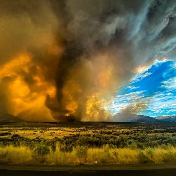 Firenado: tornado de fogo surge na Califórnia (EUA).