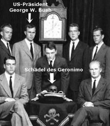 George HW Bush futuro presidente dos EUA em foto de reunião da sociedade secreta, ligada aos Illuminati, SKULL & BONES, na Universidade de Yale.