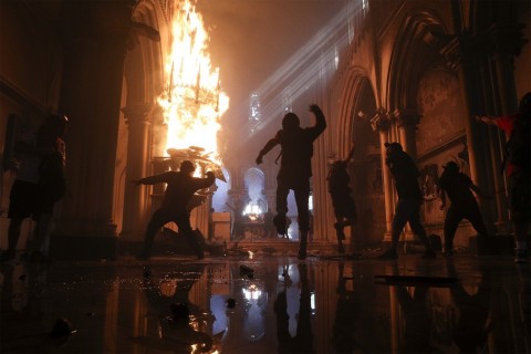 Vândalos destróem interior da Igreja de San Francisco de Borja, em Santiago, após início de confrontos em manifestação na capital do Chile %u2014 Foto: Esteban Felt/AP