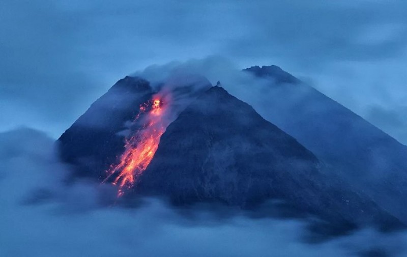 Vulcão Monte Merapi expele lava ao entrar em erupção, Indonésia, em 18 de janeiro de 2021.