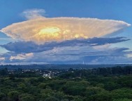 Curiosa formação de nuvens Cumulonimbus no céu de Brasília (Brasil)