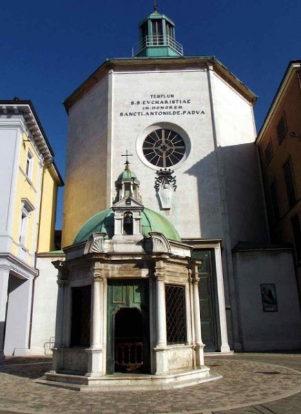 A igreja que lembra o milagre e na frente o templete no local exato da praça.
