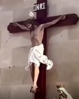 Pomba branca, sinal do Espírito Santo, entra na igreja e pousa sobre imagem de Jesus. (vídeo)